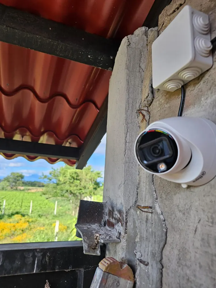 Cámara domo con caja estanca en una casa de campo