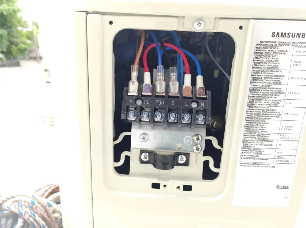 Bornera de conexión eléctrica de la unidad exterior de un aire acondicionado