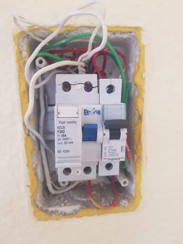 Diferencial y automático embutidos en una caja en el muro