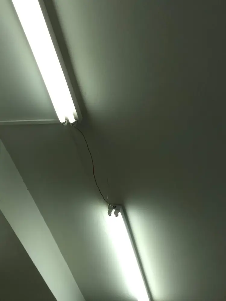 Pasillo iluminado con tubos LED
