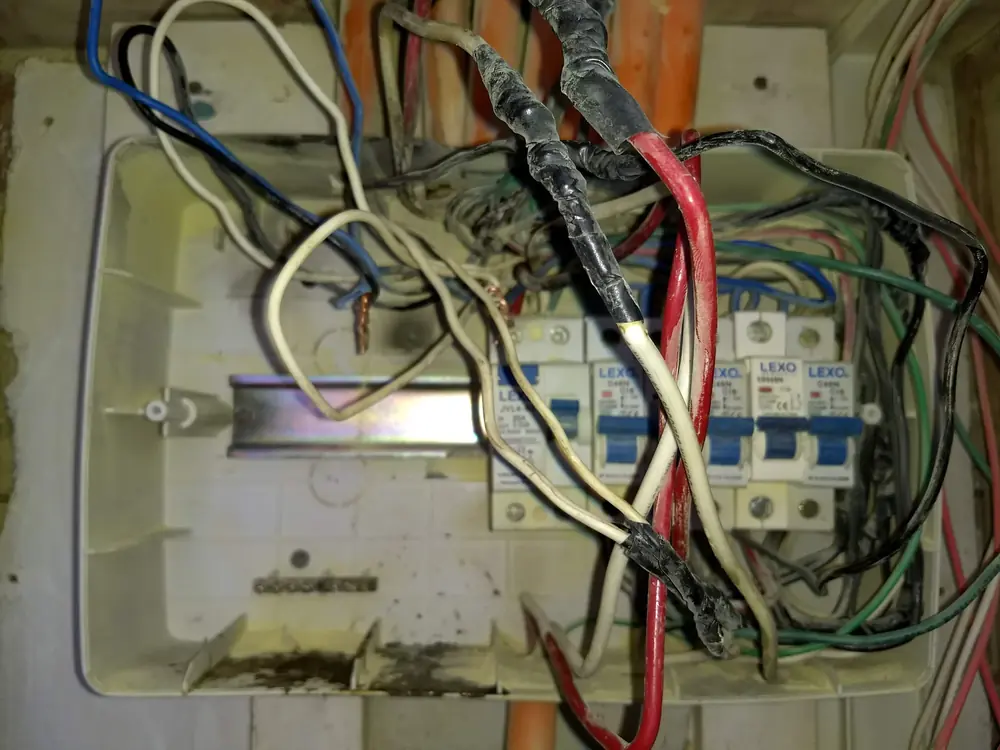 Tablero antiguo con cables quemados