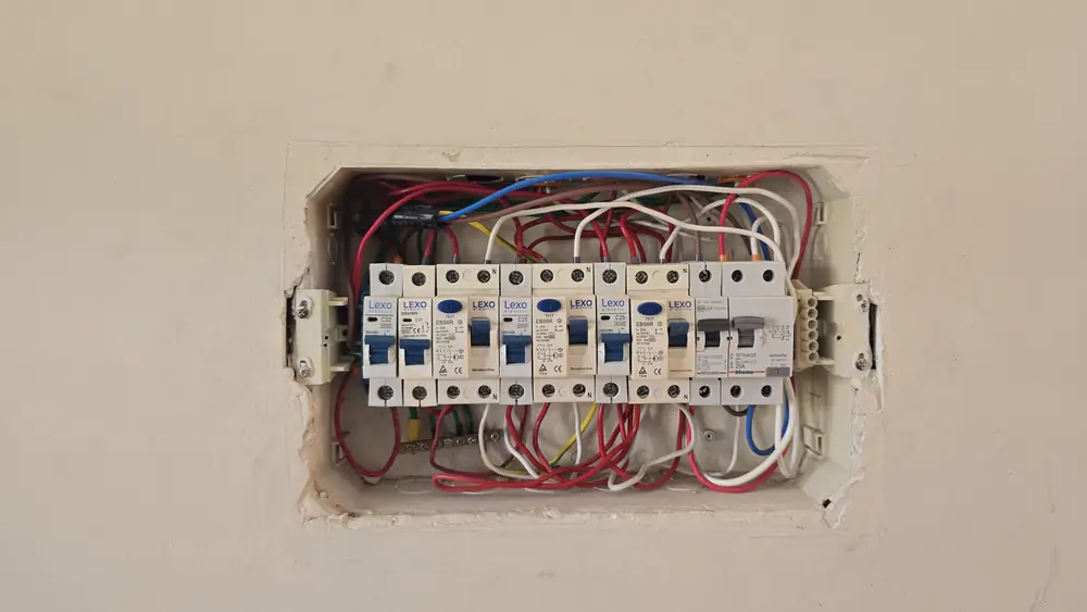 Tablero embutido en el muro con automáticos y diferenciales ordenados