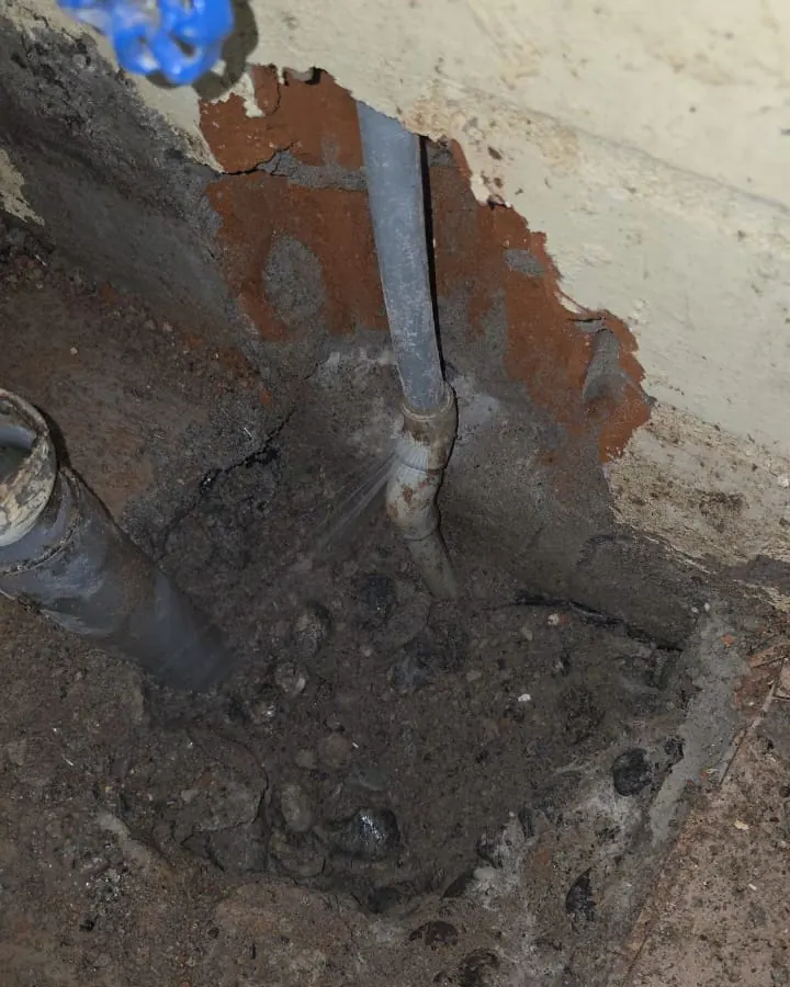 Antes: unión vieja con filtración junto a la llave de paso