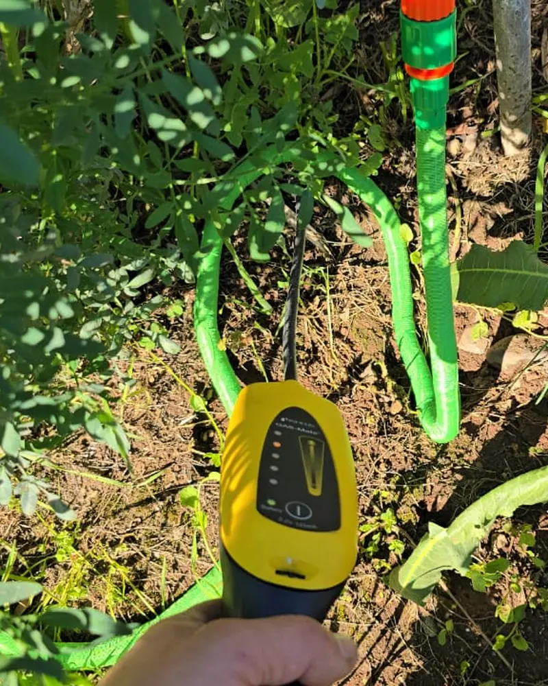 Detector de gas trazador sobre la tierra de un jardín