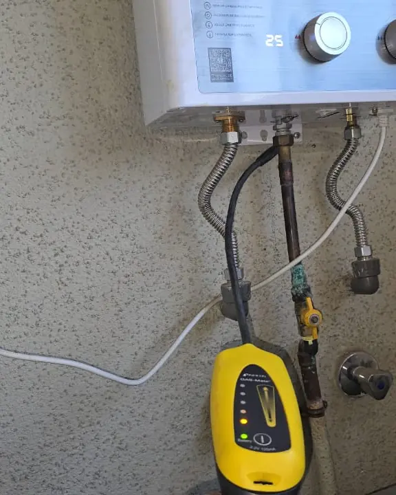 Detector revisando las uniones de gas de un calefont