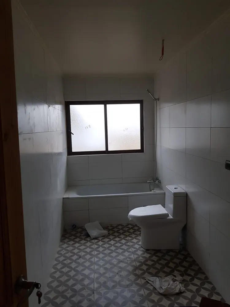Baño remodelado con tina y WC