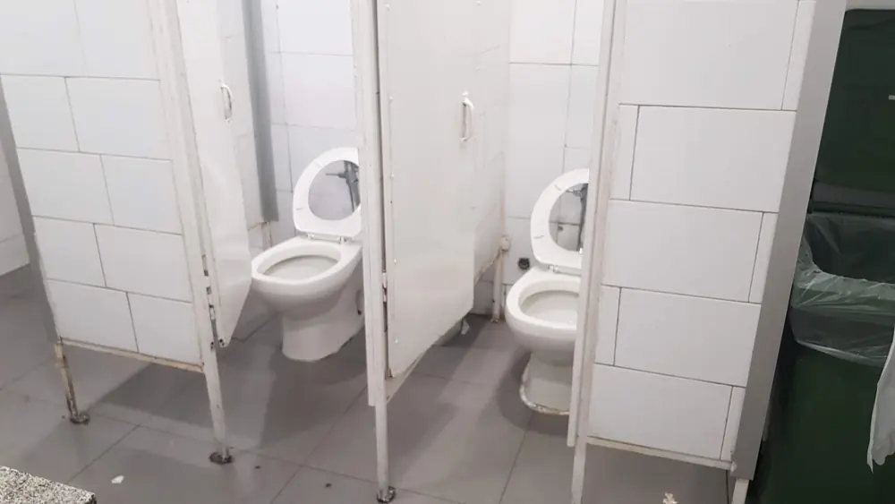Cubículos de baño de uso público con WC