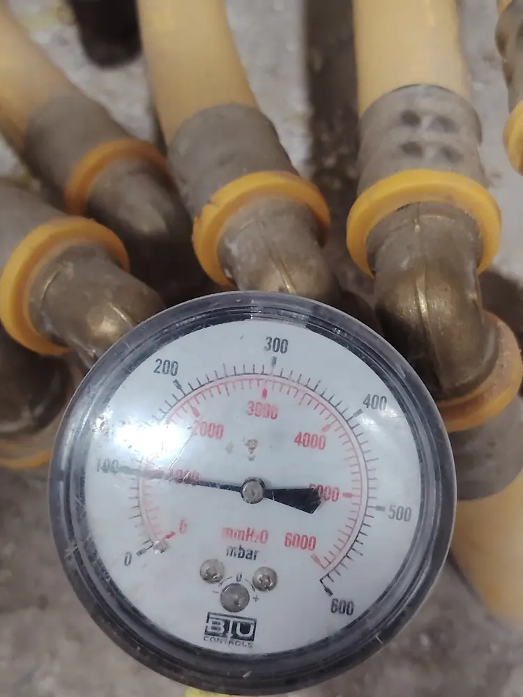Manómetro conectado a una red de gas durante una prueba de hermeticidad