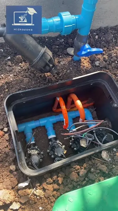 Caja de válvulas de riego durante la instalación