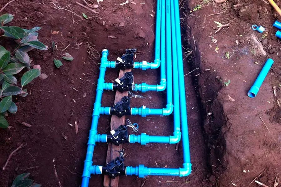 Colector de riego con electroválvulas en una zanja