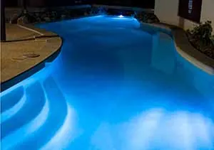 Piscina iluminada de noche con luz azul