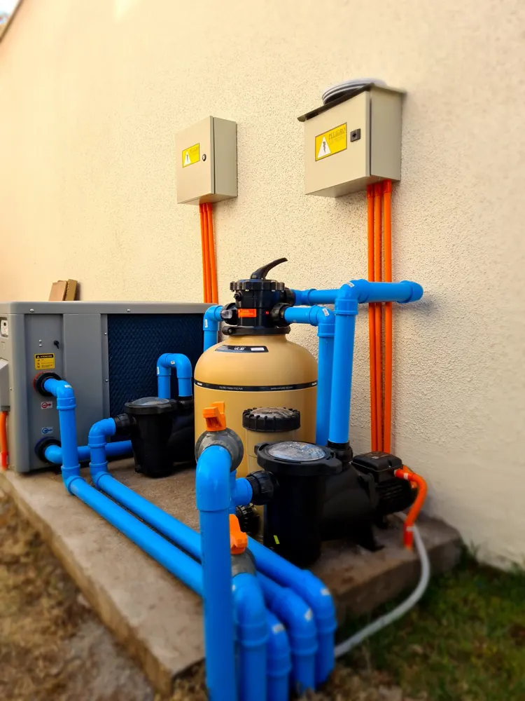 Sala de equipos de piscina con bomba de calor, filtro, bomba y tableros
